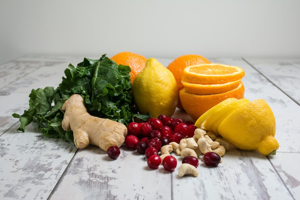 Frisches Gemüse, Zitrusfrüchte und Ingwer für die Ernährungsberatung